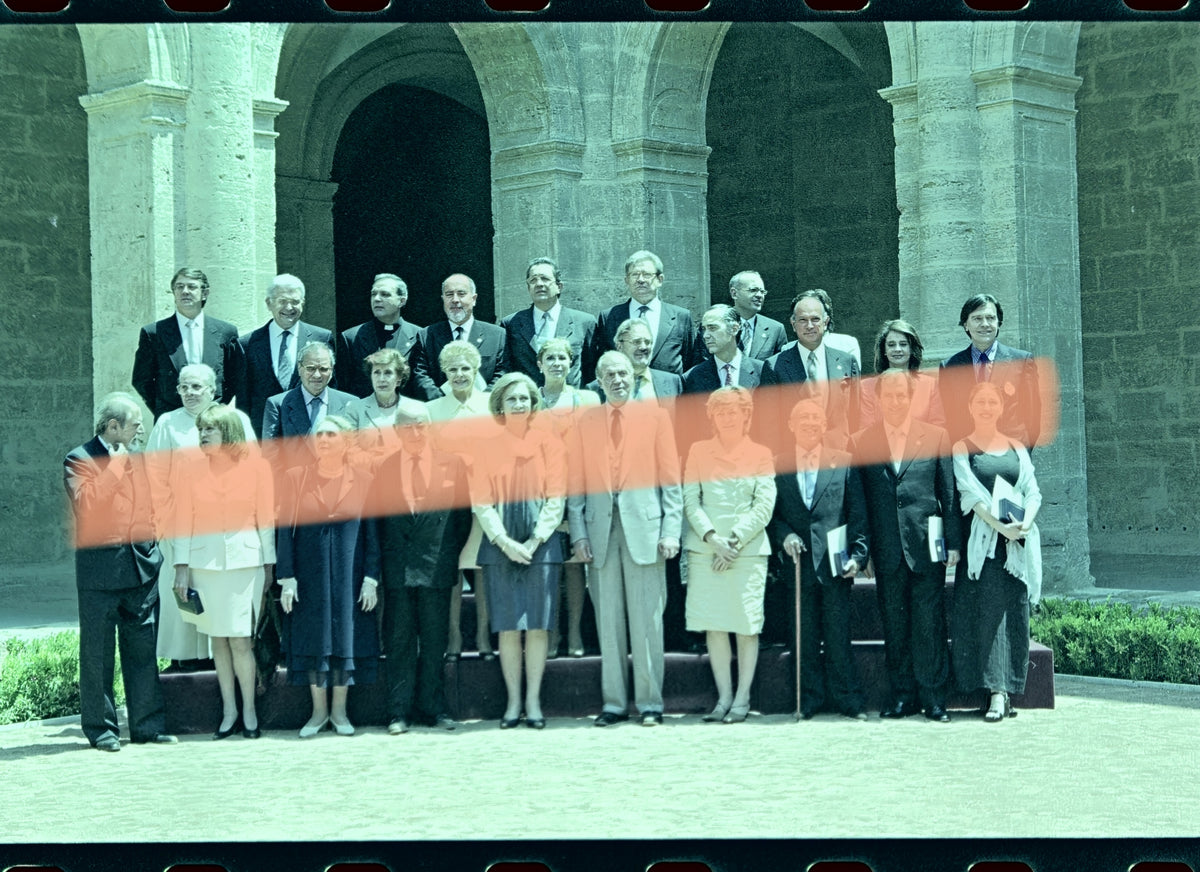 Original photographic negative Kings Juan Carlos and Sofía with recipients of the Gold Medals of Fine Arts Valencia 2000 35mm film Rare