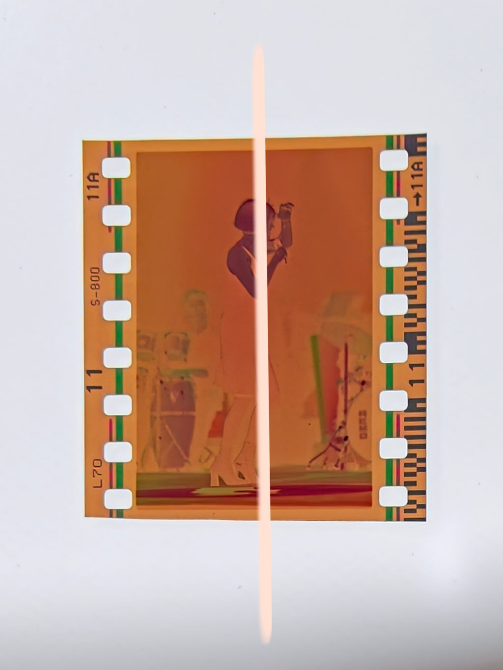 Originales Fotonegativ der kubanischen Sängerin Albita Rodríguez im Profil während eines Auftritts bei den Premios Nova Valencia 1999, 35-mm-Film, selten.