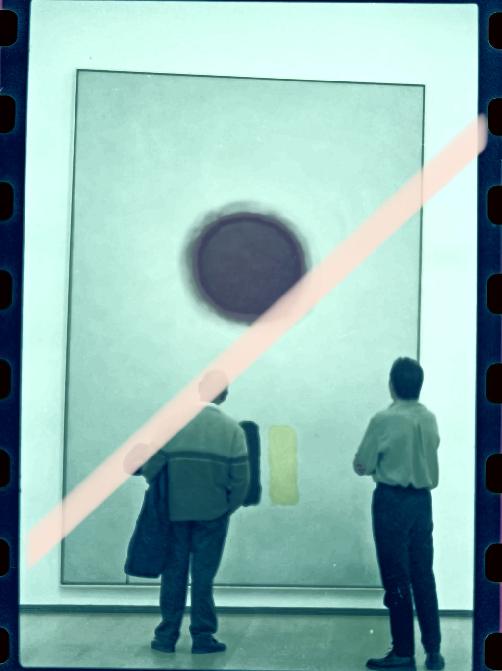 Negativo fotográfico original pintor Adolph Gottlieb dos visitantes ante pintura monumental IVAM Valencia 2001 35mm film Rare