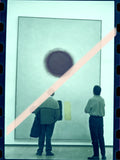 Negativo fotográfico original pintor Adolph Gottlieb dos visitantes ante pintura monumental IVAM Valencia 2001 35mm film Rare