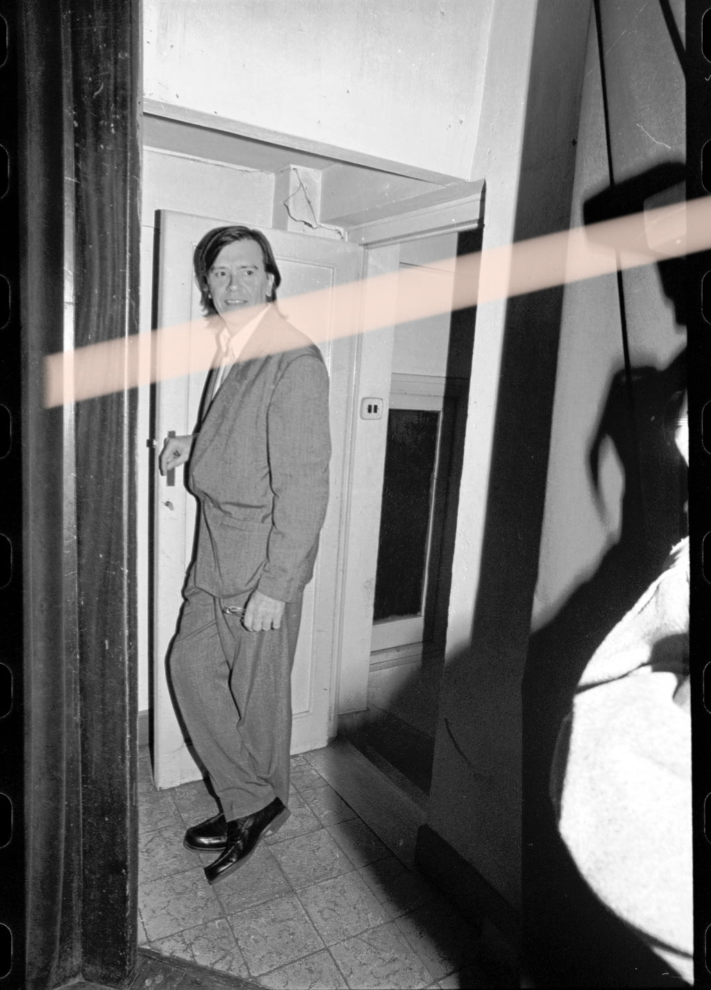 Negativo fotográfico original actor y director teatral Josep Maria Flotats junto a una puerta Premis Octubre Valencia 1995 35mm film Rare