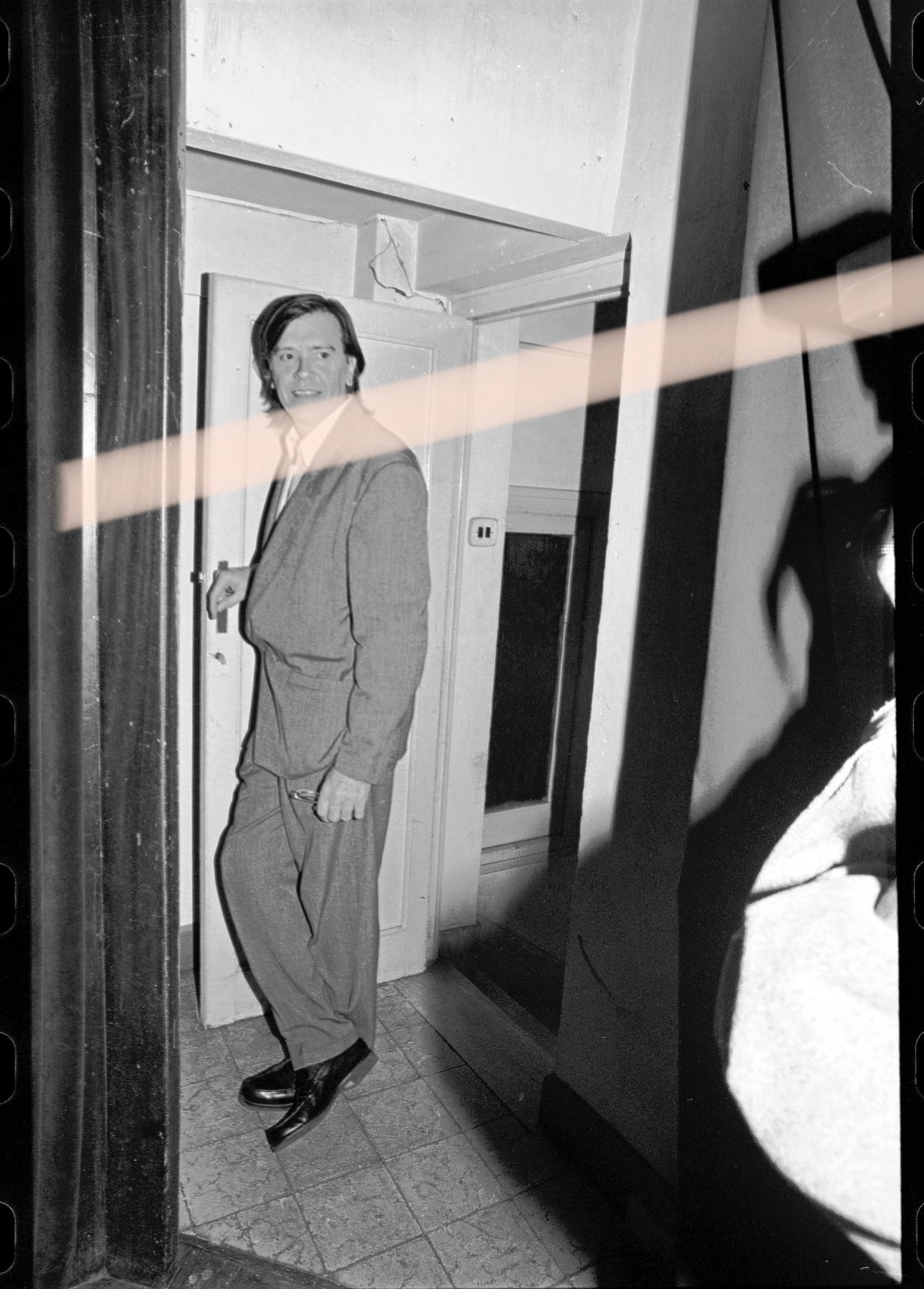 Negativo fotográfico original actor y director teatral Josep Maria Flotats junto a una puerta Premis Octubre Valencia 1995 35mm film Rare