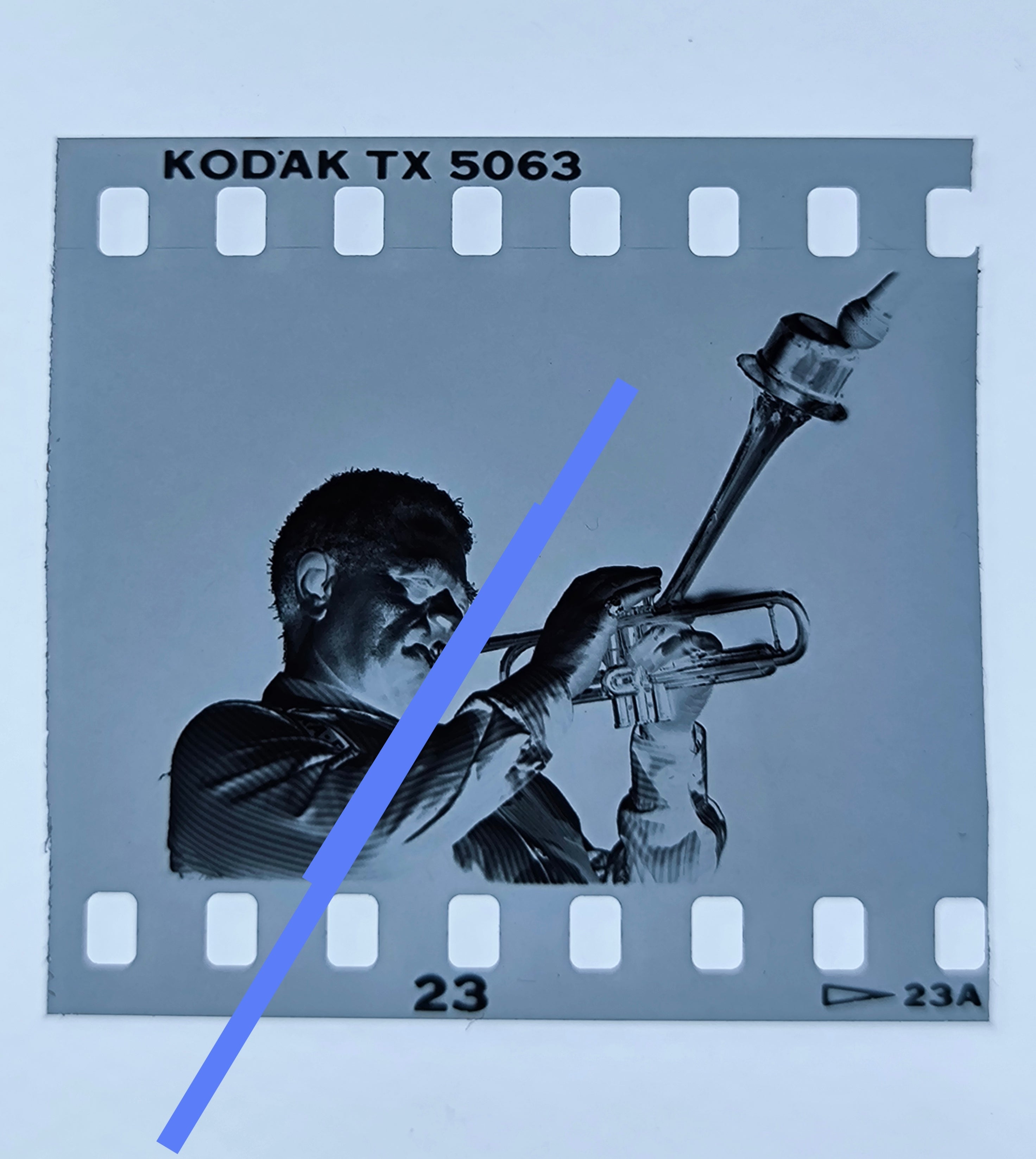Negativo fotográfico original Dizzy Gillespie trompetista músico estadounidense de jazz 35mm film Rare