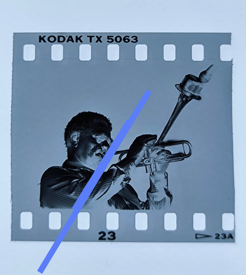 Negativo fotográfico original Dizzy Gillespie trompetista músico estadounidense de jazz 35mm film Rare