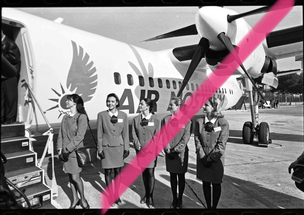 Originales Foto-Negative Air Nostrum Flugbegleiterinnen neben der Fokker 50 „Aladerno“ Einweihung Flughafen Manises Valencia 1994 35mm Film Selten