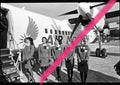 Originales Foto-Negative Air Nostrum Flugbegleiterinnen neben der Fokker 50 „Aladerno“ Einweihung Flughafen Manises Valencia 1994 35mm Film Selten
