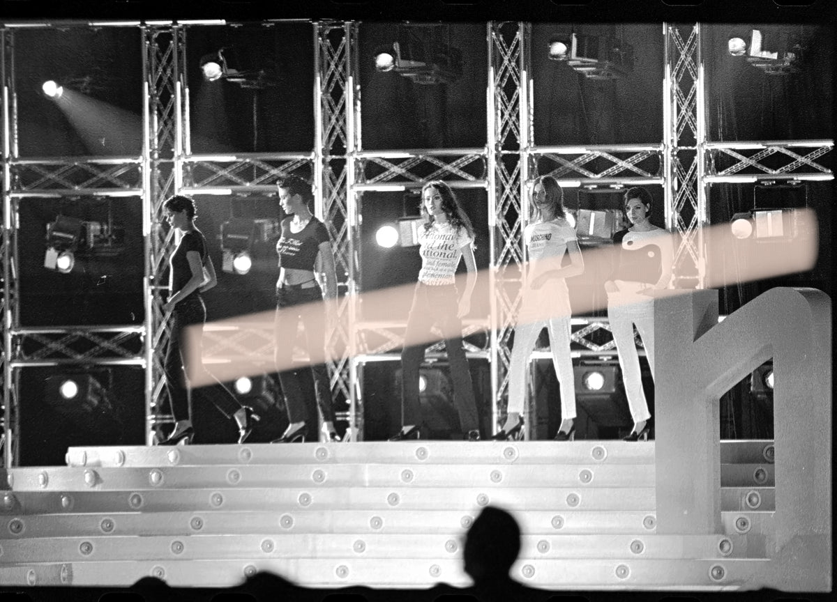 Originales Fotonegativ fünf Models auf der Treppe bei der Preisverleihung Premios Nova Valencia 1997, 35mm-Film, selten