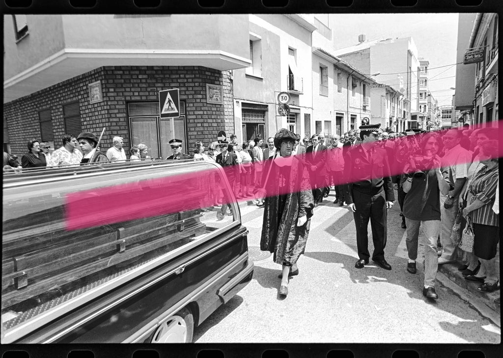 Negativo fotográfico original féretro del escritor y ensayista Joan Fuster en coche fúnebre durante el cortejo Sueca Valencia 1992 35mm film Rare