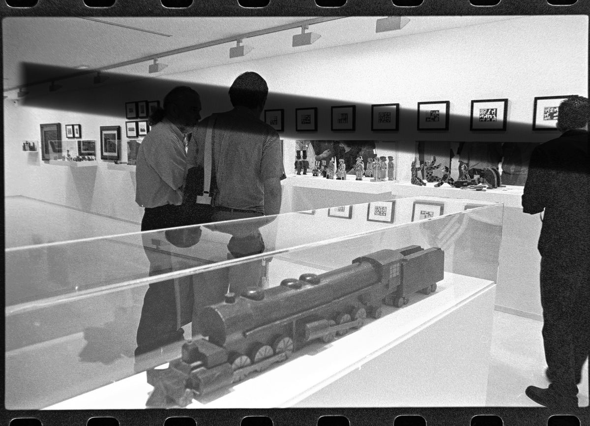 Negativo fotográfico original gran locomotora de madera de Joaquín Torres-García en exposición IVAM Valencia 1997 35mm film Rare