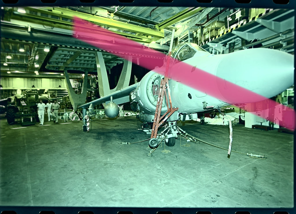 Originales Foto-Negativ Militärflugzeug in Wartung Hangar NATO-Schiff Dynamic Mix Alicante 2002 35mm Film Selten