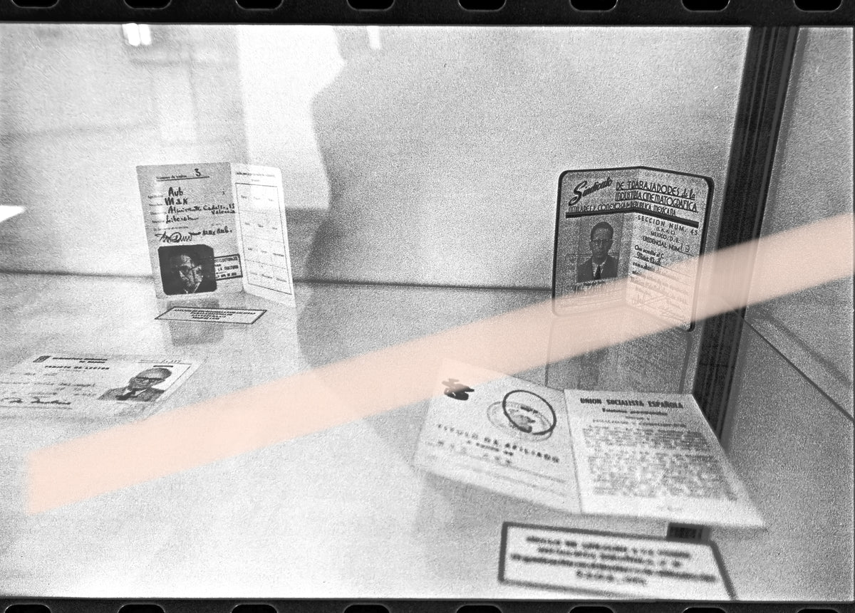 Originales Fotonegativ von Dokumenten und Ausweisen von Max Aub, ausgestellt in Segorbe 1995, 35-mm-Film, selten