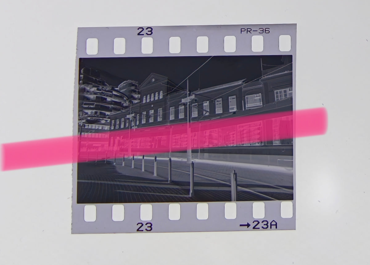 Negativo fotográfico original tranvía FGV en pruebas frente estación Pont de Fusta antes inauguración Valencia 1994 35mm film Rare