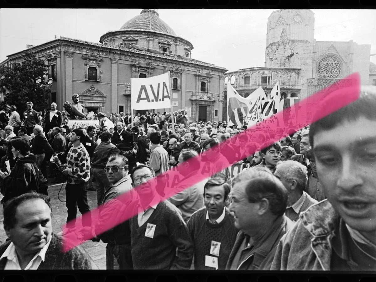 Original-Fotonegativ Landwirte demonstrieren vor der Kathedrale von Valencia, Zitrusprotest 1992 35mm Film Selten