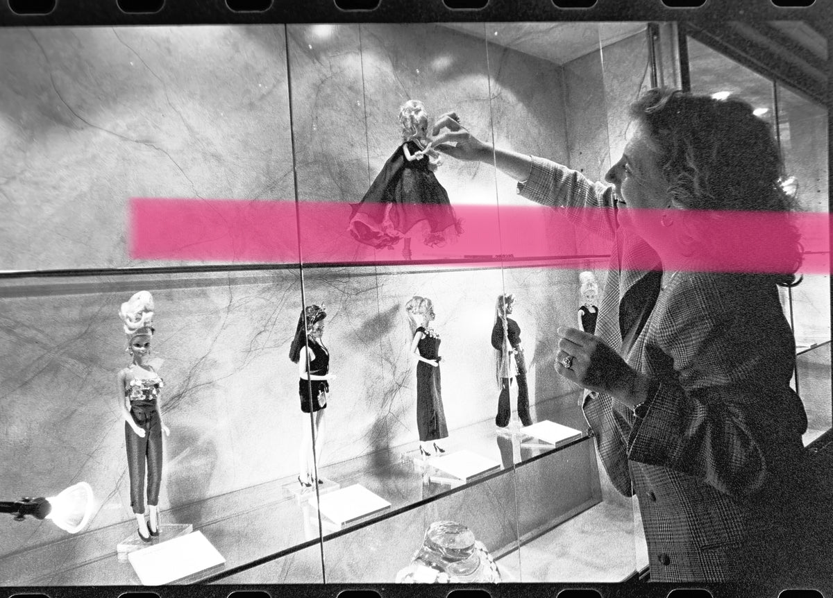 Originales Fotonegativ Frau beim Anpassen einer Barbie-Puppe, Ausstellung „Barbie, Kreation und Design“ 35-jähriges Jubiläum Valencia 1995 35mm-Film Selten