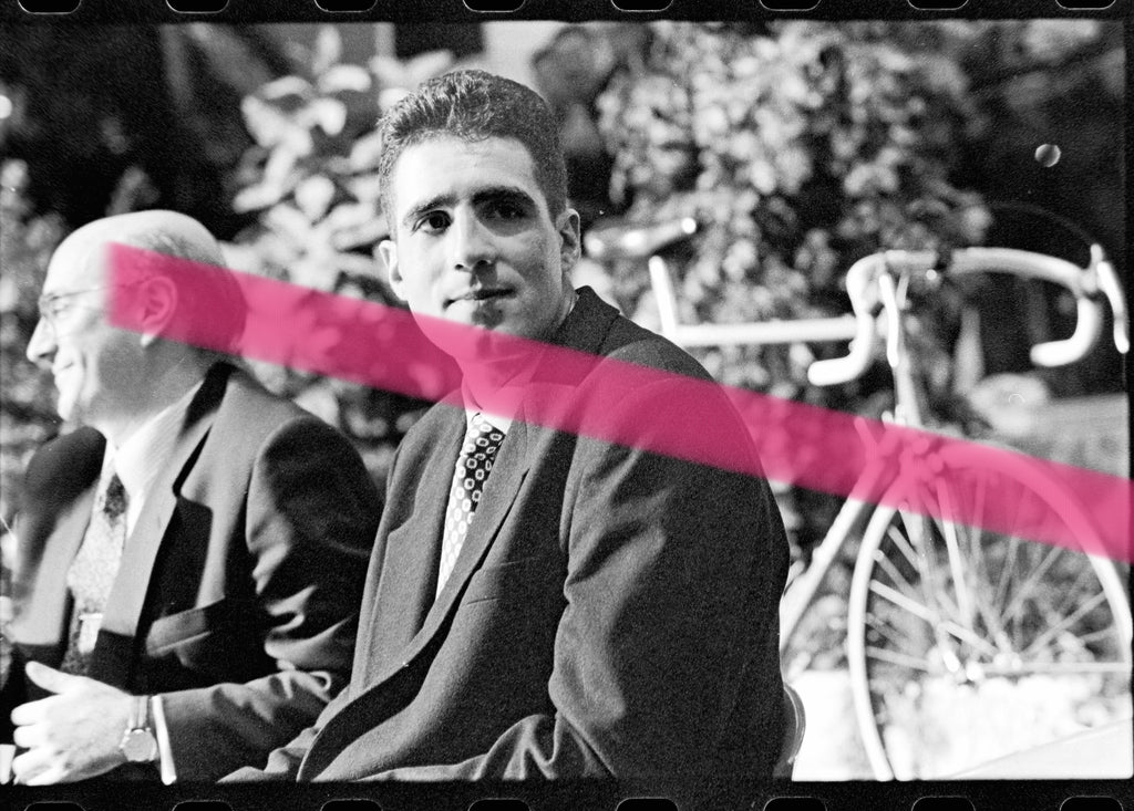 Negativo fotográfico original ciclista Miguel Induráin en primer plano con su bicicleta de la subasta benéfica al fondo Valencia 1996 35mm film Rare