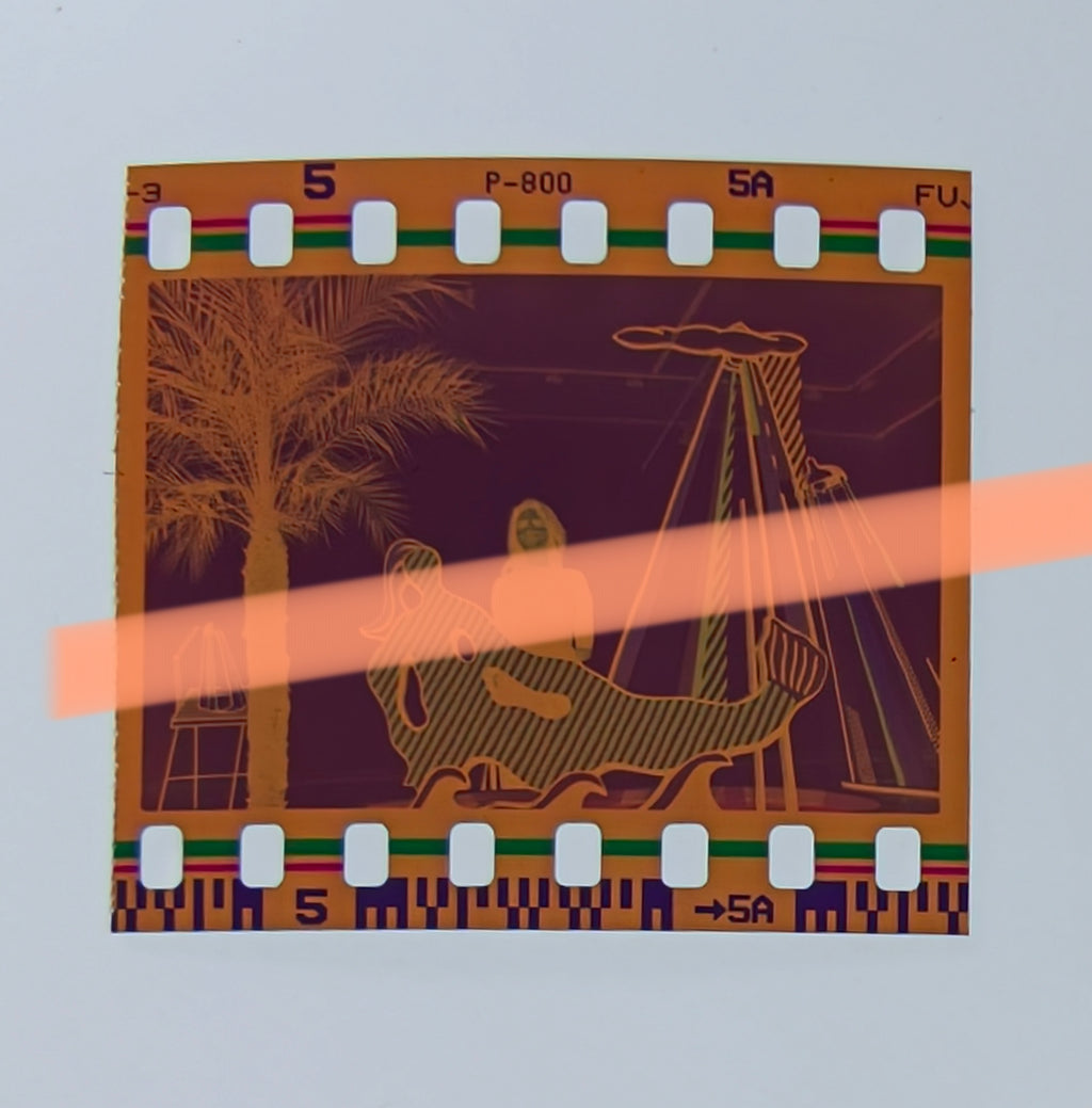 Negativo fotográfico original Dorothy Lichtenstein ante gran obra de Roy Lichtenstein Valencia 1999 35mm film Rare