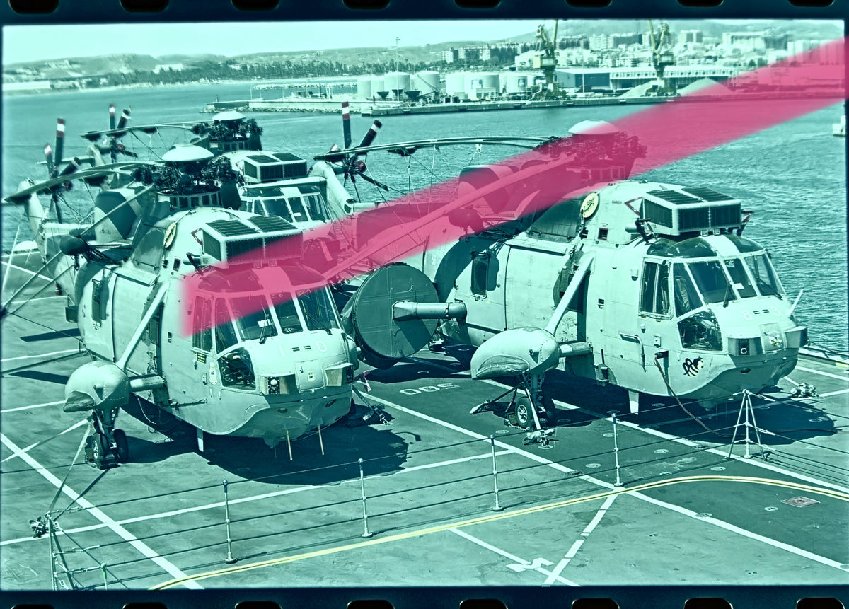 Originales Negativfoto: Royal Navy Helikopter mit eingeklappten Rotoren auf dem Deck der HMS Ark Royal, NATO, Alicante 2002. 35mm Film. Selten.