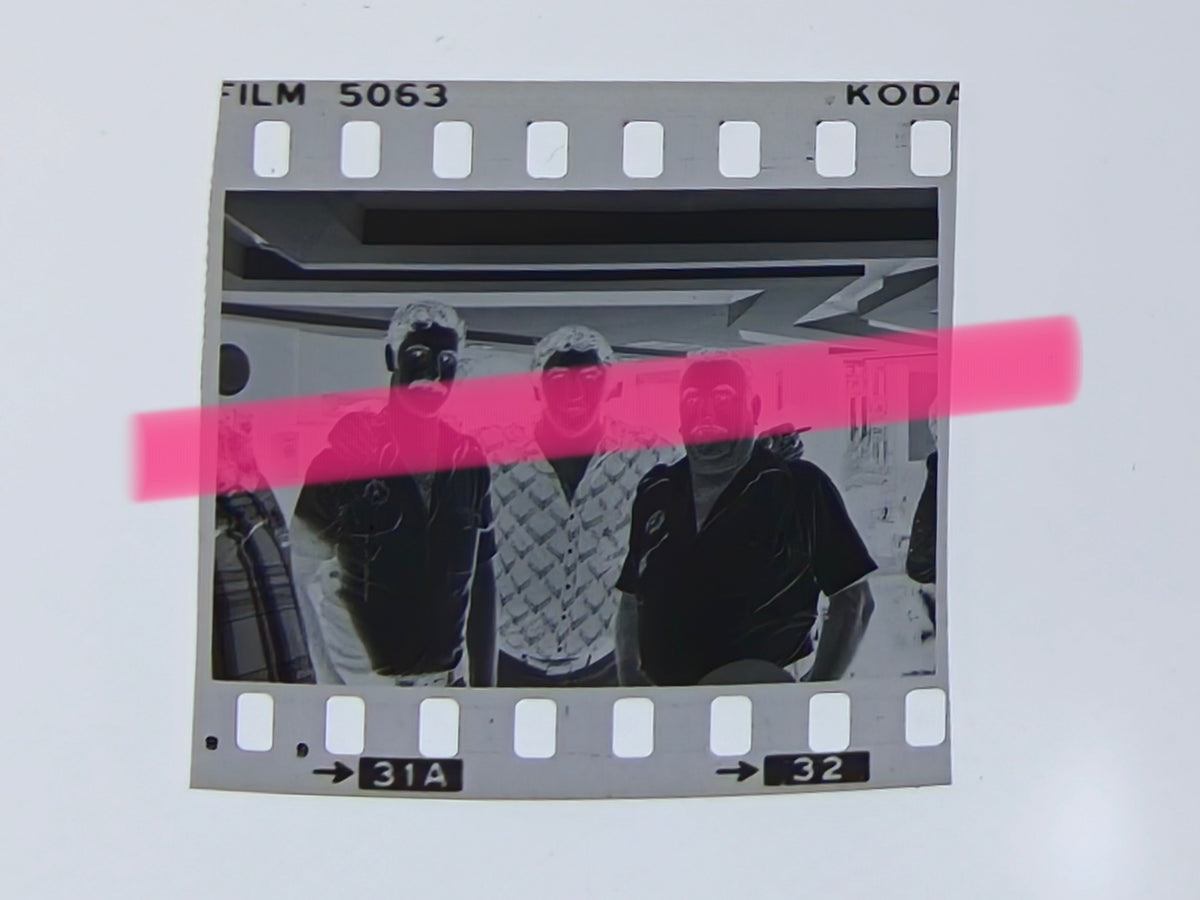 Negativo fotográfico original Urtain boxeador acompañado durante encuentro social España 35mm film Rare
