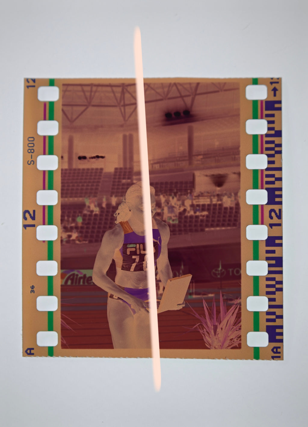 Negativo fotográfico original Merlene Ottey atleta jamaicana plusmarquista mundial recibiendo un trofeo Valencia 2000 35mm film Rare