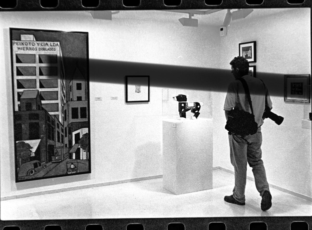 Negativo fotográfico original exposición Aladdin Toys de Joaquín Torres-García visitante ante juguetes y obras IVAM Valencia 1997 35mm film Rare