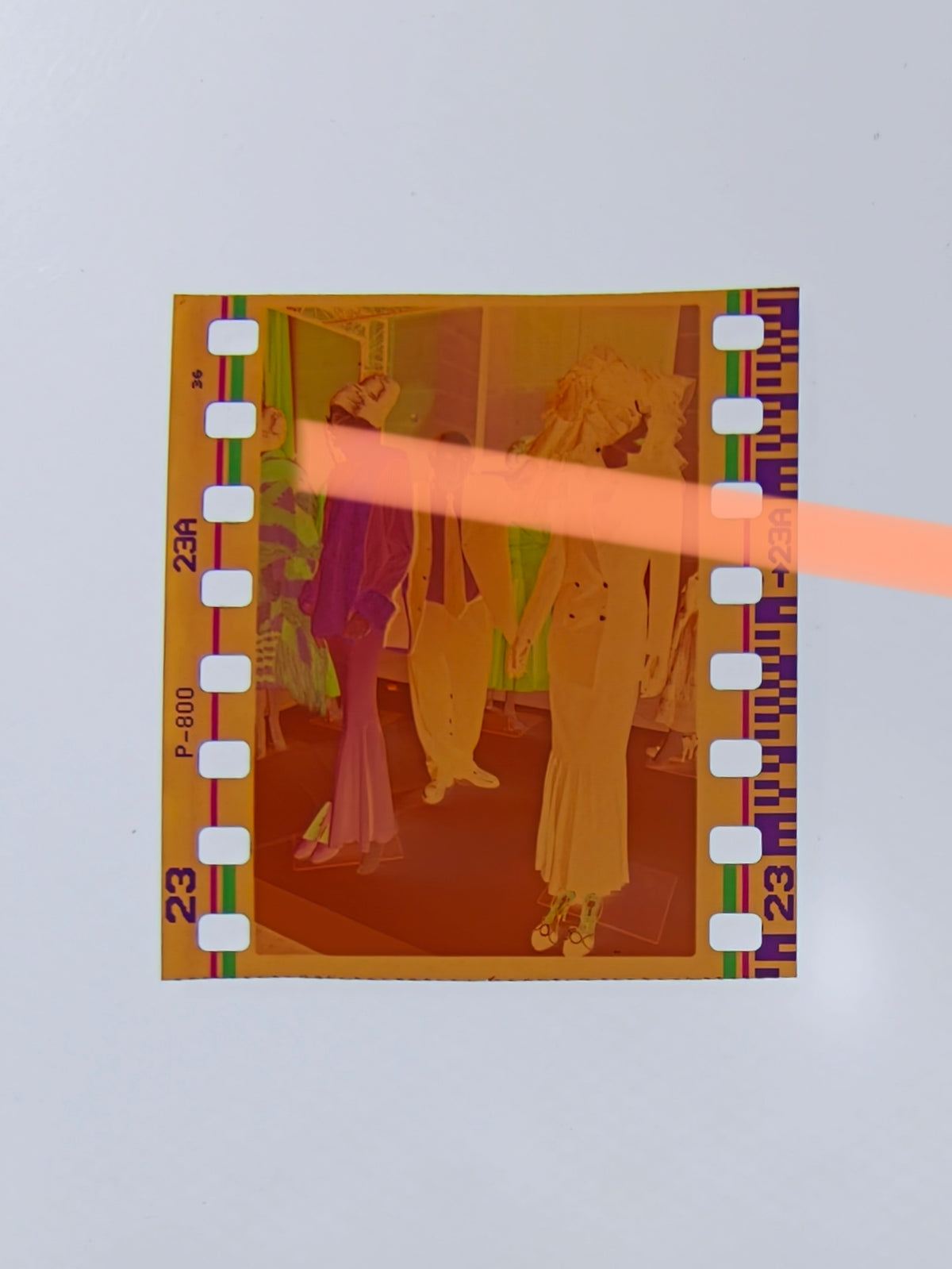 Originales Foto-Negativ Francis Montesinos zwischen Kleidern der Balenciaga-Ausstellung IVAM Valencia 2002 35mm Film Rar
