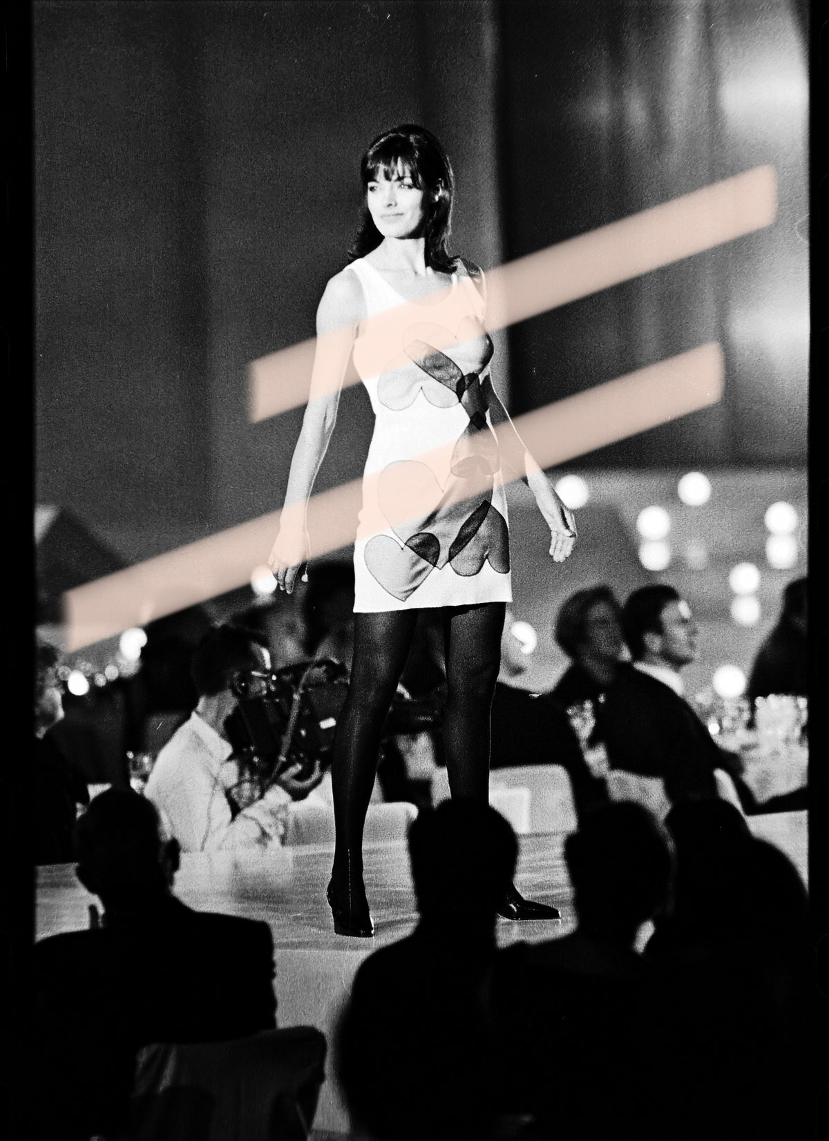 Negativo fotográfico original modelo con vestido de corazones bajo los focos Premios Nova Valencia 1997 35mm film Rare