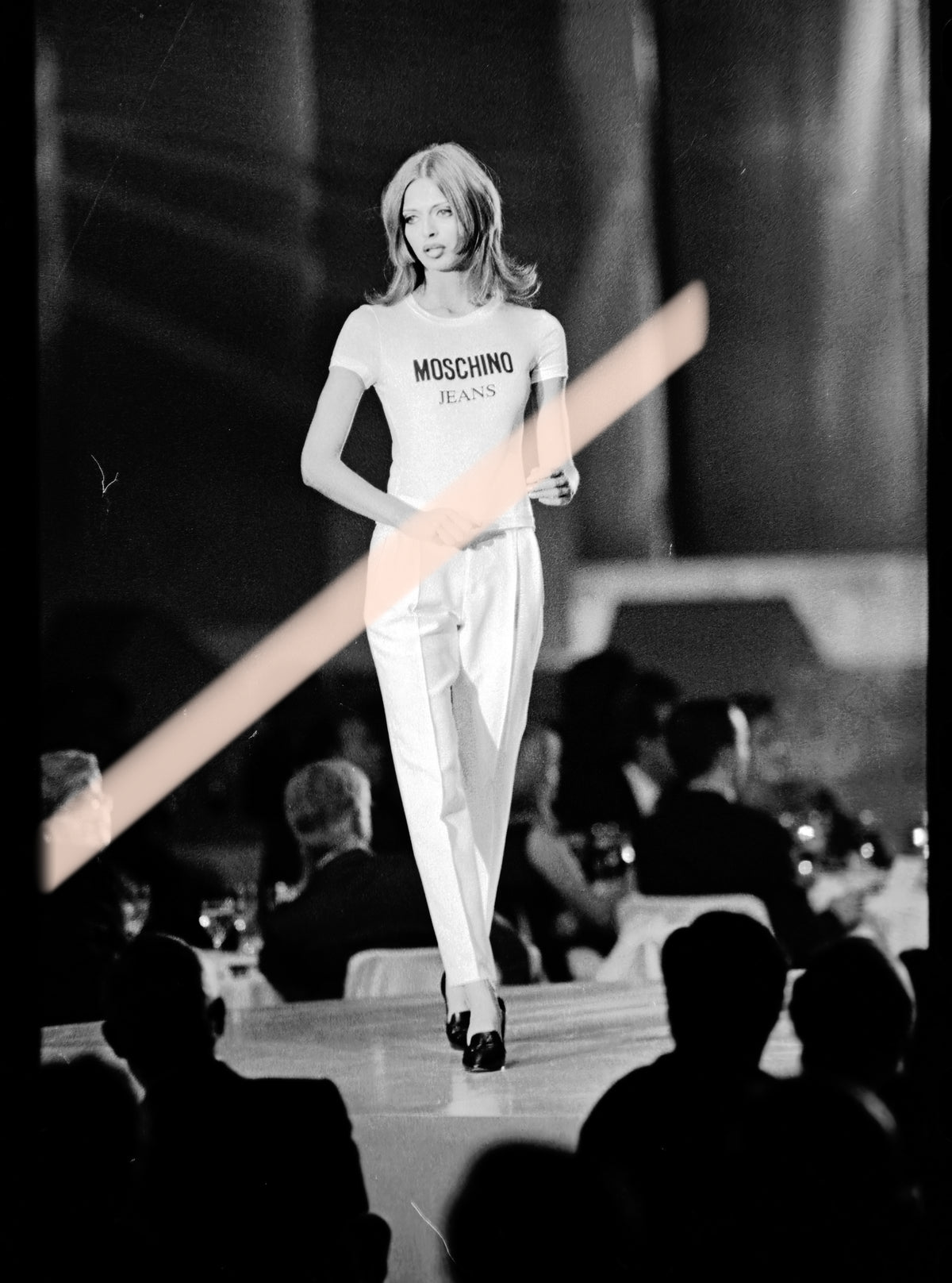 Originales Fotonegativ eines Models im Moschino Jeans T-Shirt auf dem Laufsteg bei den Premios Nova Valencia 1997, 35mm-Film, selten