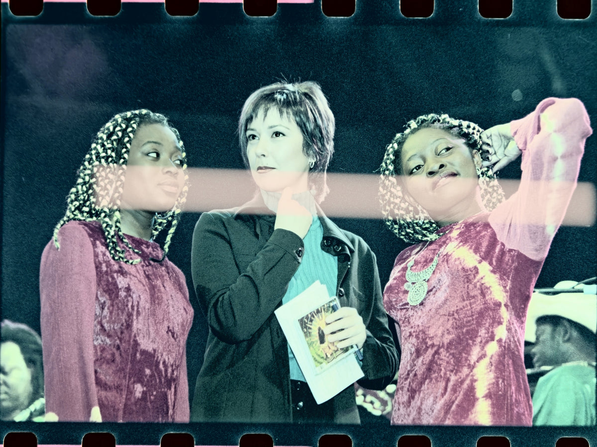 Negativo fotográfico original dúo musical Hijas del Sol junto a mujer en grabación televisiva Valencia diciembre 1997 35mm film Rare