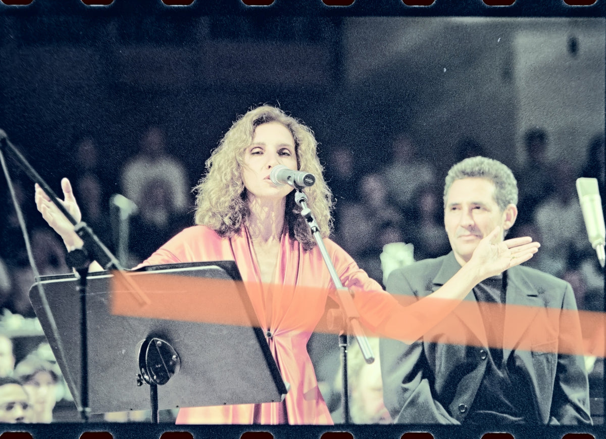 Negativo fotográfico original Ana Belén brazos abiertos junto a Miguel Ríos Kurt Weill Valencia 1999 35mm film Rare