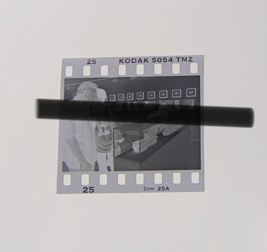 Negativo fotográfico original juguetes ferroviarios de madera de Joaquín Torres-García examinados en vitrina IVAM Valencia 1997 35mm film Rare