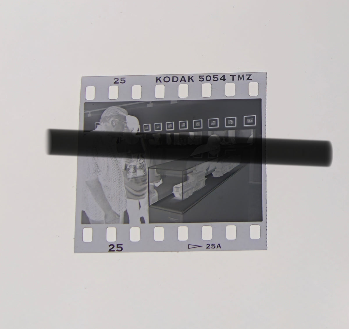 Negativo fotográfico original juguetes ferroviarios de madera de Joaquín Torres-García examinados en vitrina IVAM Valencia 1997 35mm film Rare