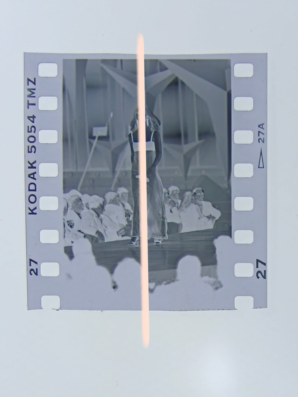 Negativo fotográfico original Sofía Mazagatos modelo desfilando ante el público Premios Nova Valencia 1997 35mm film Rare