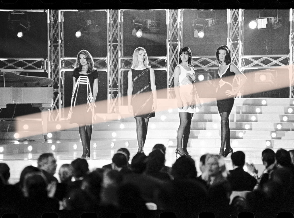 Original photographic negative of Sofía Mazagatos and Jacqueline de la Vega among four models posing at the 1997 Nova Valencia Awards, 35mm film, Rare