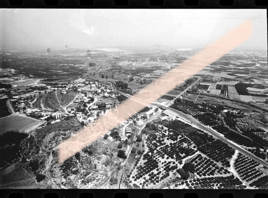 Originales Fotonegativ Luftaufnahme von Feldern und Straße während der Berichterstattung über die Waldbrände in Valencia 1994, 35-mm-Film, selten