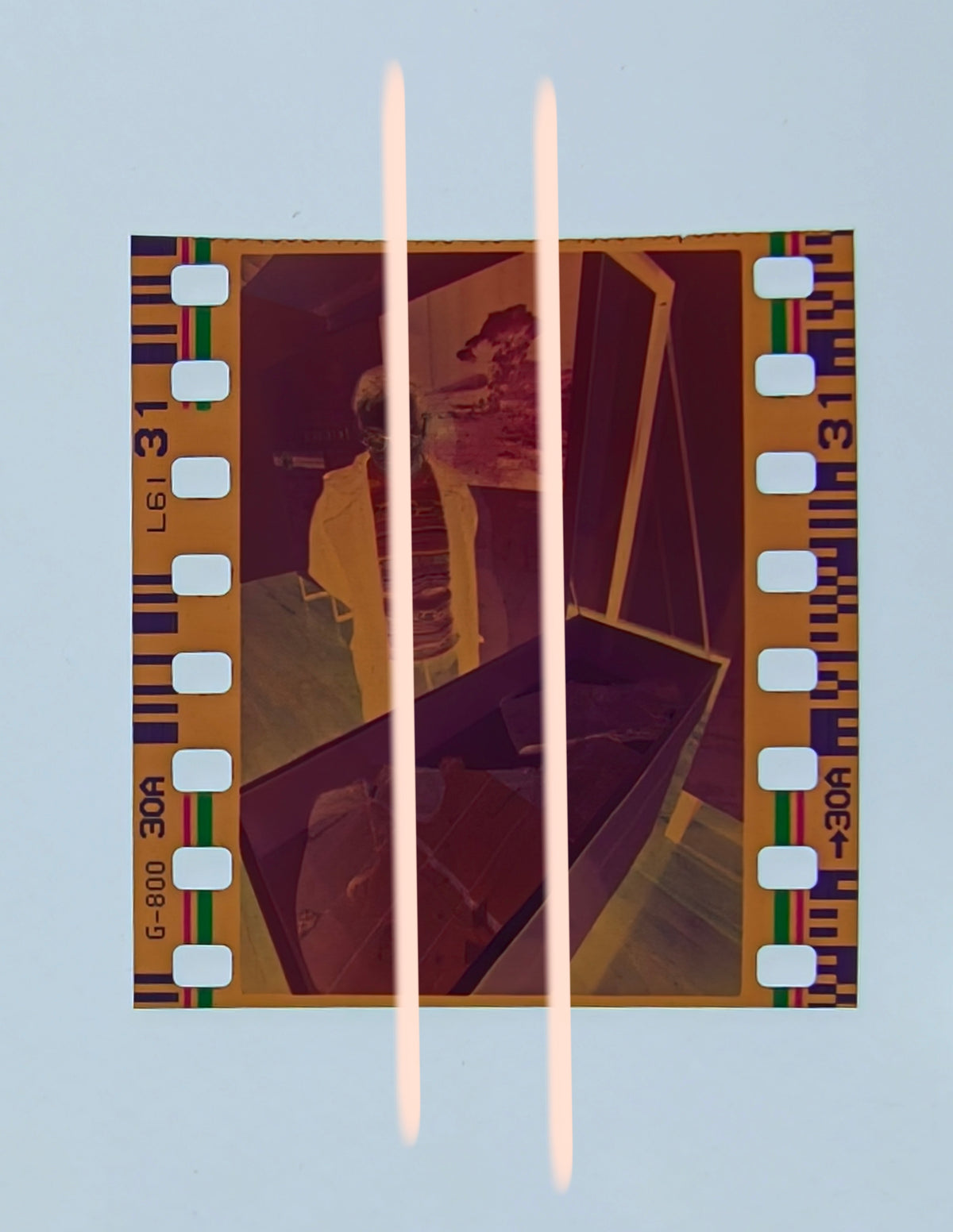 Negativo fotográfico original prendas de Hiroshima en vitrina bajo el hongo atómico Bellas Artes Valencia 1998 35mm film Rare