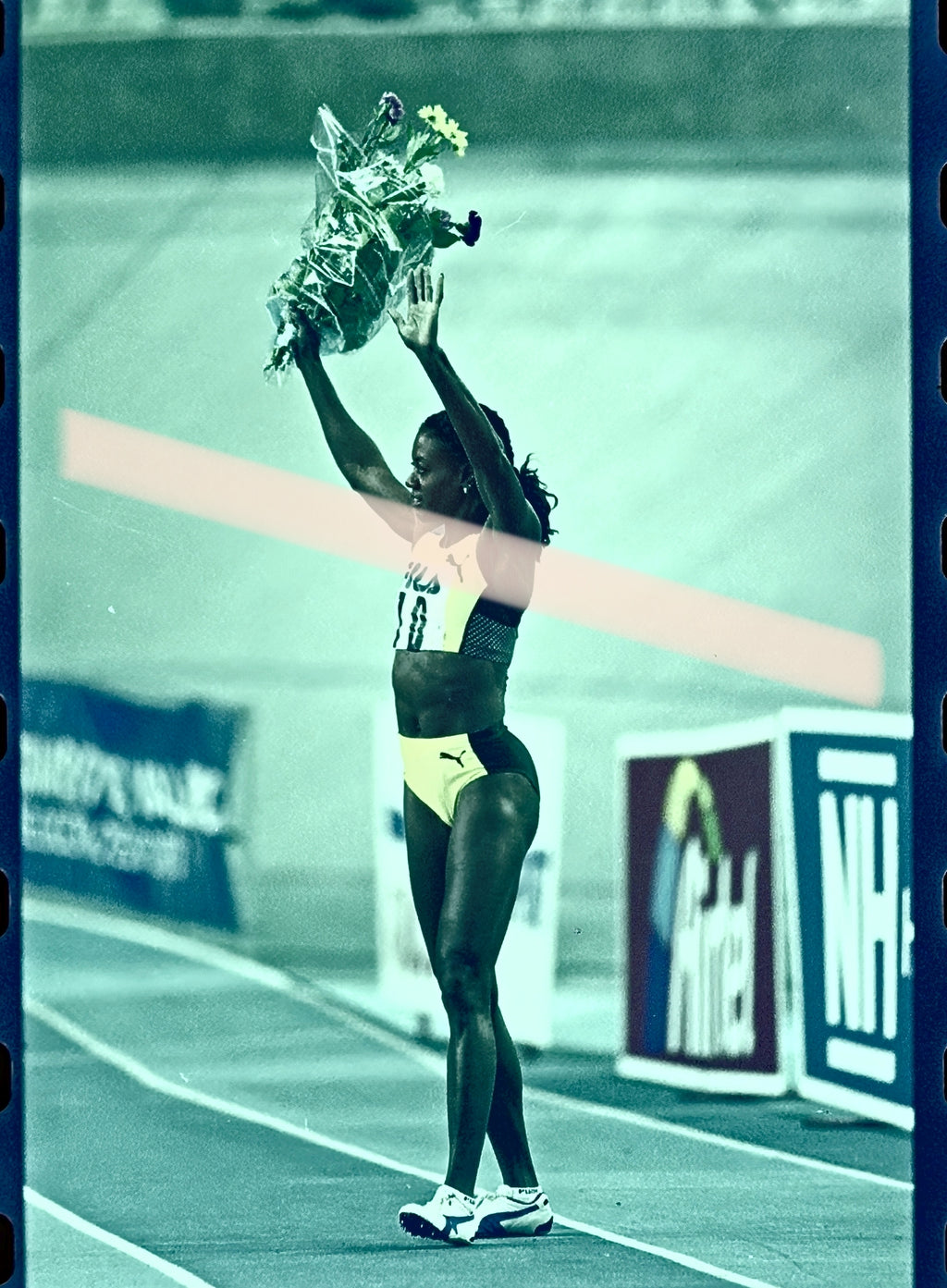 Negativo fotográfico original Merlene Ottey atleta jamaicana plusmarquista mundial celebrando su victoria Valencia 2000 35mm film Rare