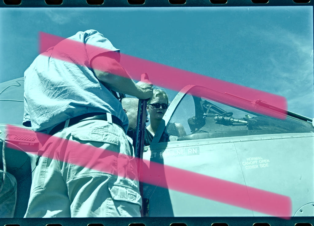 Original-Fotonegativ Frau neben Sea Harrier FA2 Royal Navy HMS Ark Royal Alicante 2002 35mm Film Selten