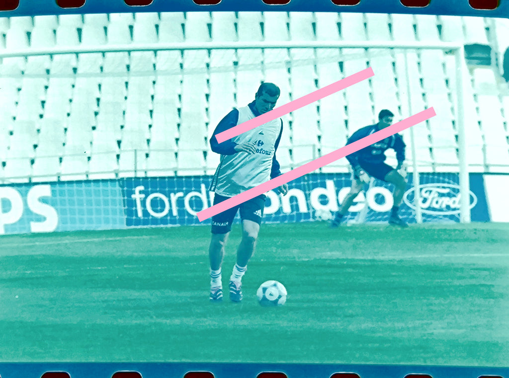 Negativo fotográfico original Zinedine Zidane Futbolista francés concentración con la selección francesa Futbol 35mm film Rare