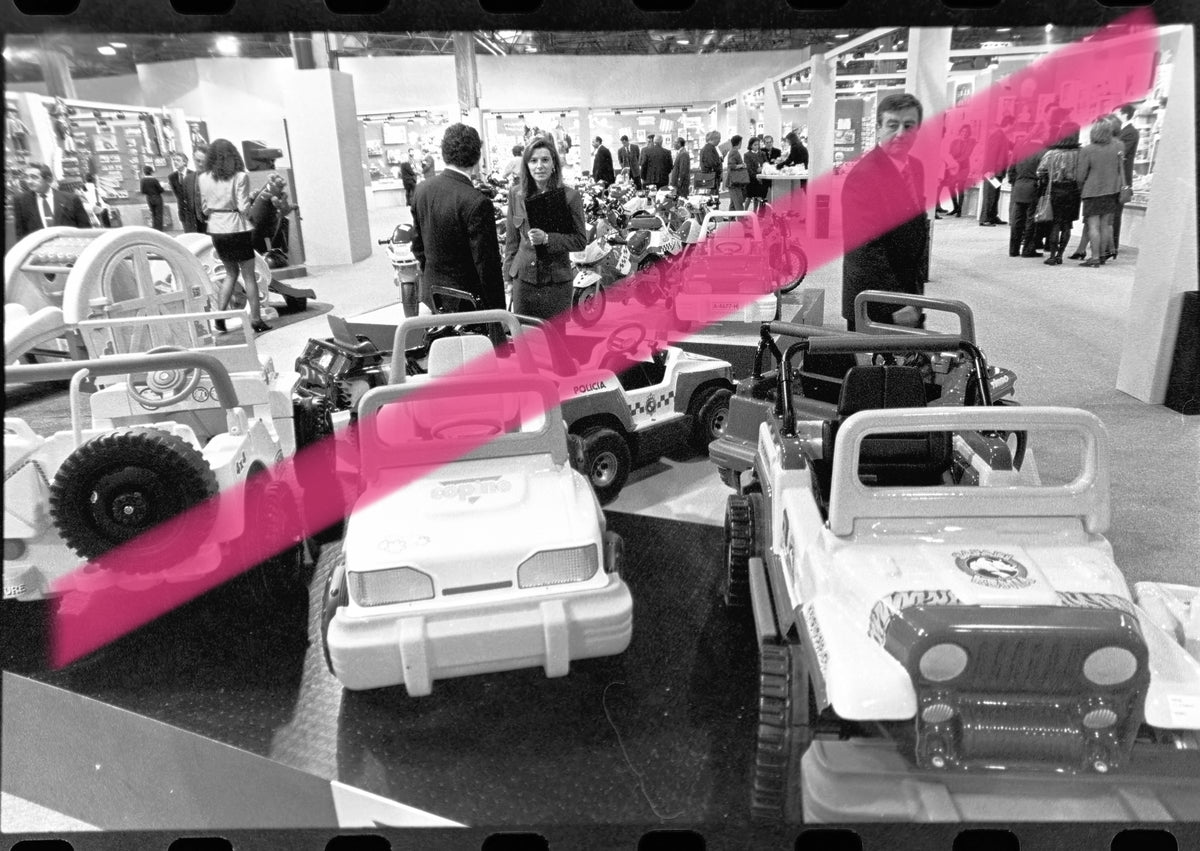 Originales Fotonegativ einer Ausstellung von Kinderautos und -motorrädern auf der Internationalen Spielwarenmesse Valencia 1996, 35-mm-Film, selten