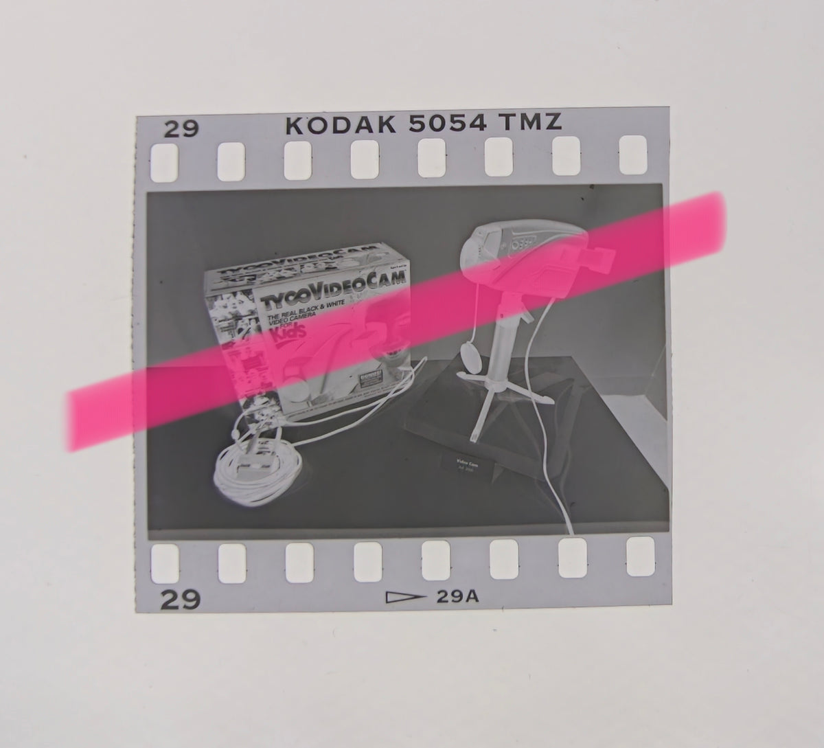 Originales Fotonegativ der Kinder-Videokamera Tyco VideoCam, ausgestellt auf der Internationalen Spielwarenmesse Valencia 1996, 35-mm-Film, selten.
