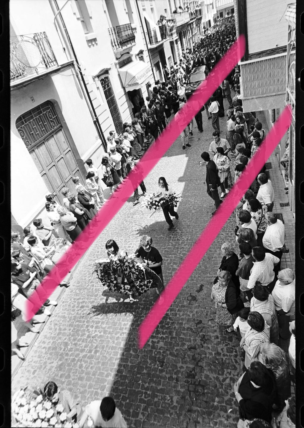 Negativo fotográfico original coronas de flores abriendo el cortejo del escritor y ensayista Joan Fuster Sueca Valencia 1992 35mm film Rare