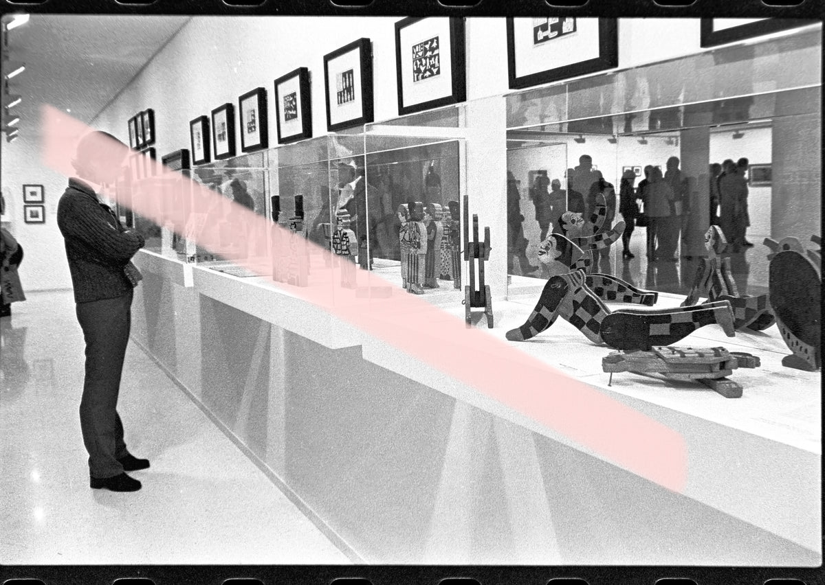 Negativo fotográfico original juguetes articulados de Joaquín Torres-García en gran vitrina exposición Aladdin Toys IVAM Valencia 1997 35mm film Rare
