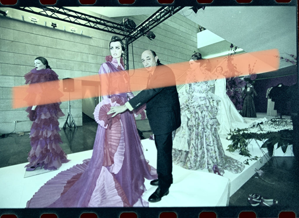 Originalfotonegativ Francis Montesinos neben einem seiner Entwürfe IVAM Valencia 2002 35mm Film Selten