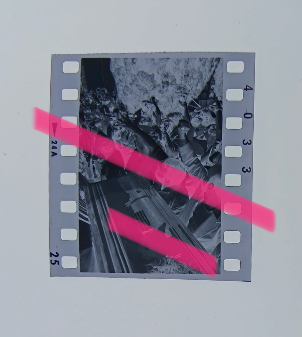 Originales Fotonegativ der letzten Momente der Beerdigung von Joan Fuster mit auf dem Sarg platziertem Textilsymbol vor der Nische Sueca Valencia 1992 35-mm-Film Selten