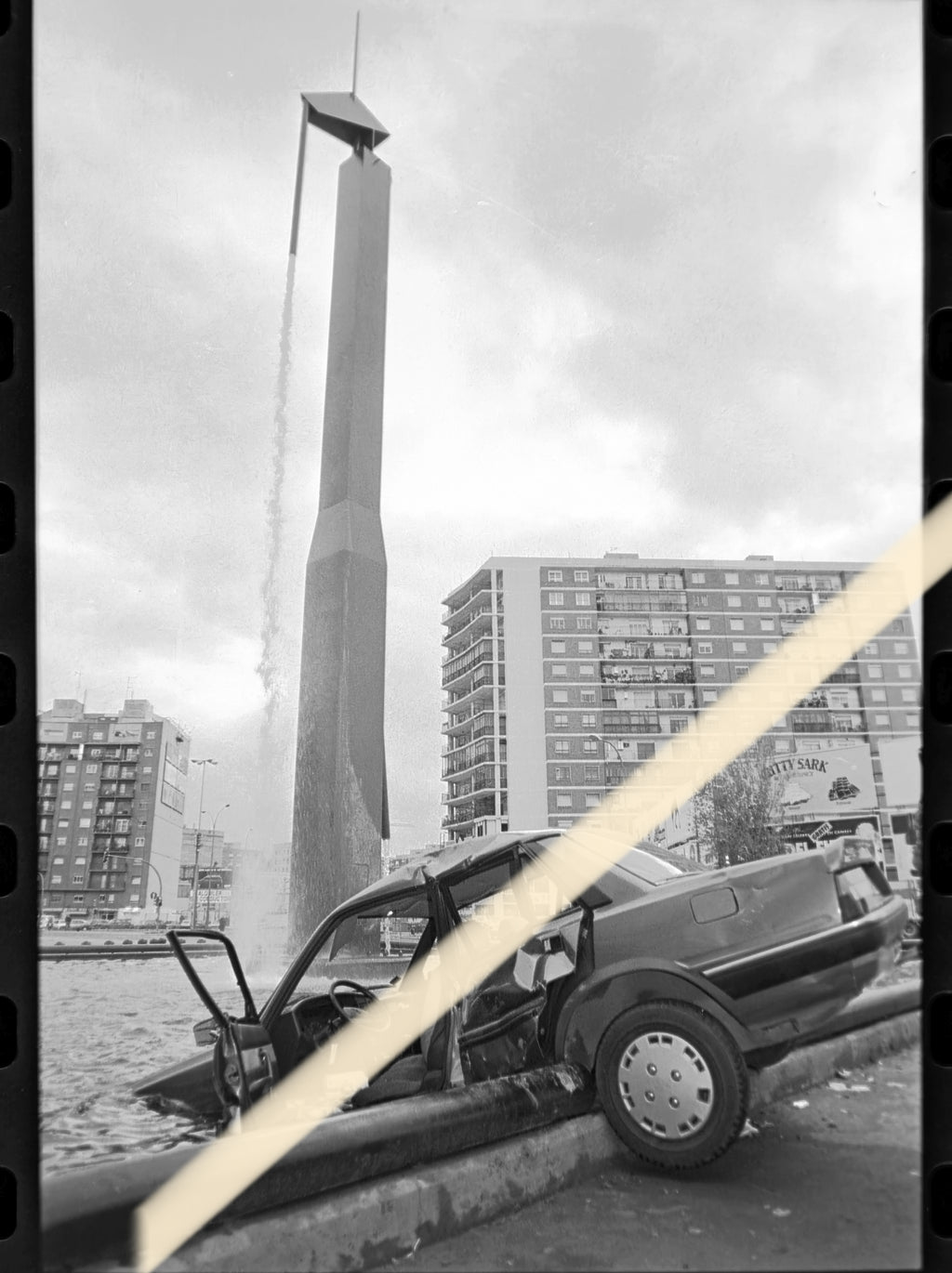 Negativo fotográfico original Peugeot 505 caído en la fuente de Miquel Navarro Valencia finales años 80 35mm film Rare