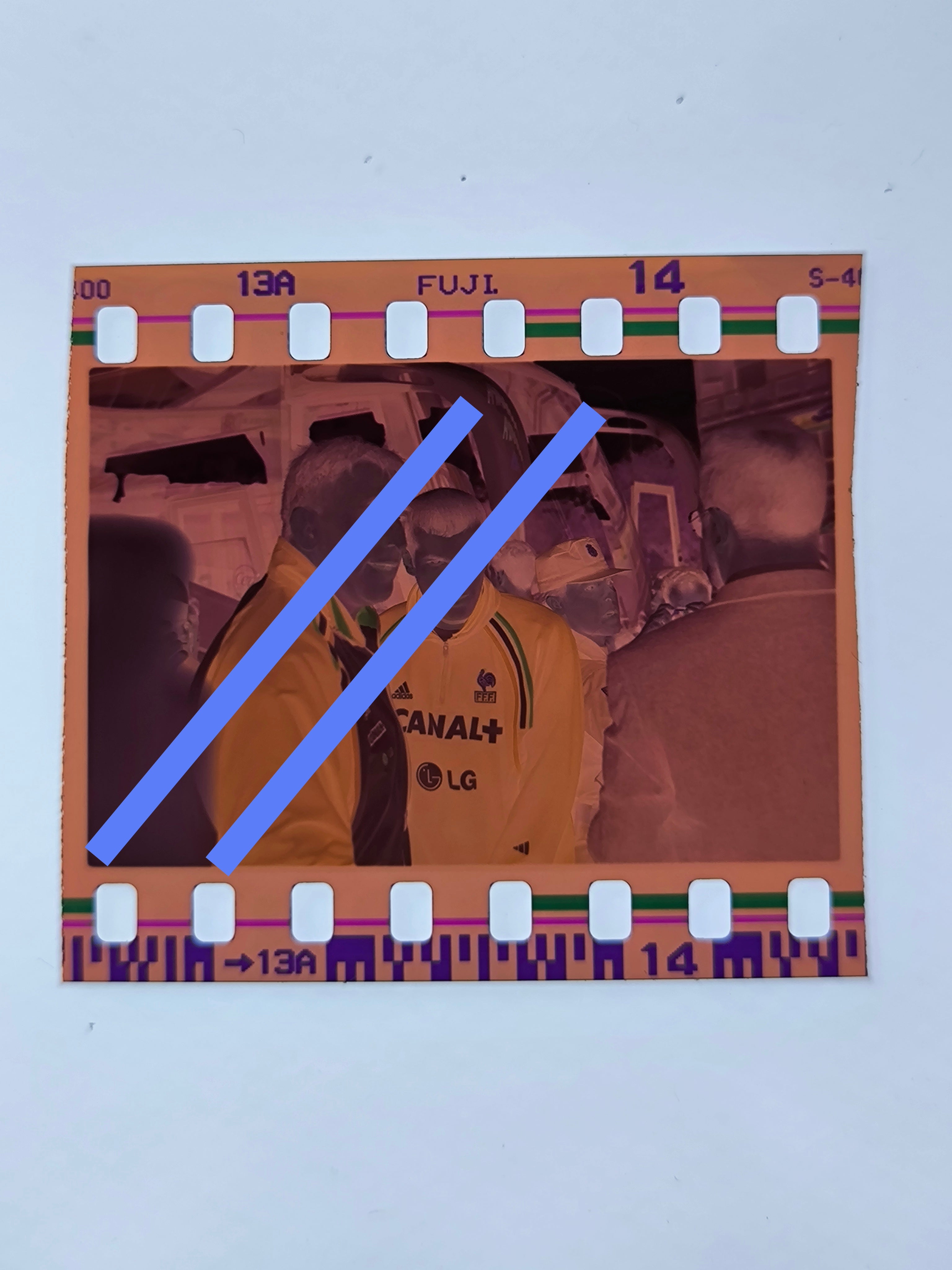 Negativo fotográfico original Zinedine Zidane Futbolista francés concentración con la selección francesa Futbol 35mm film Rare
