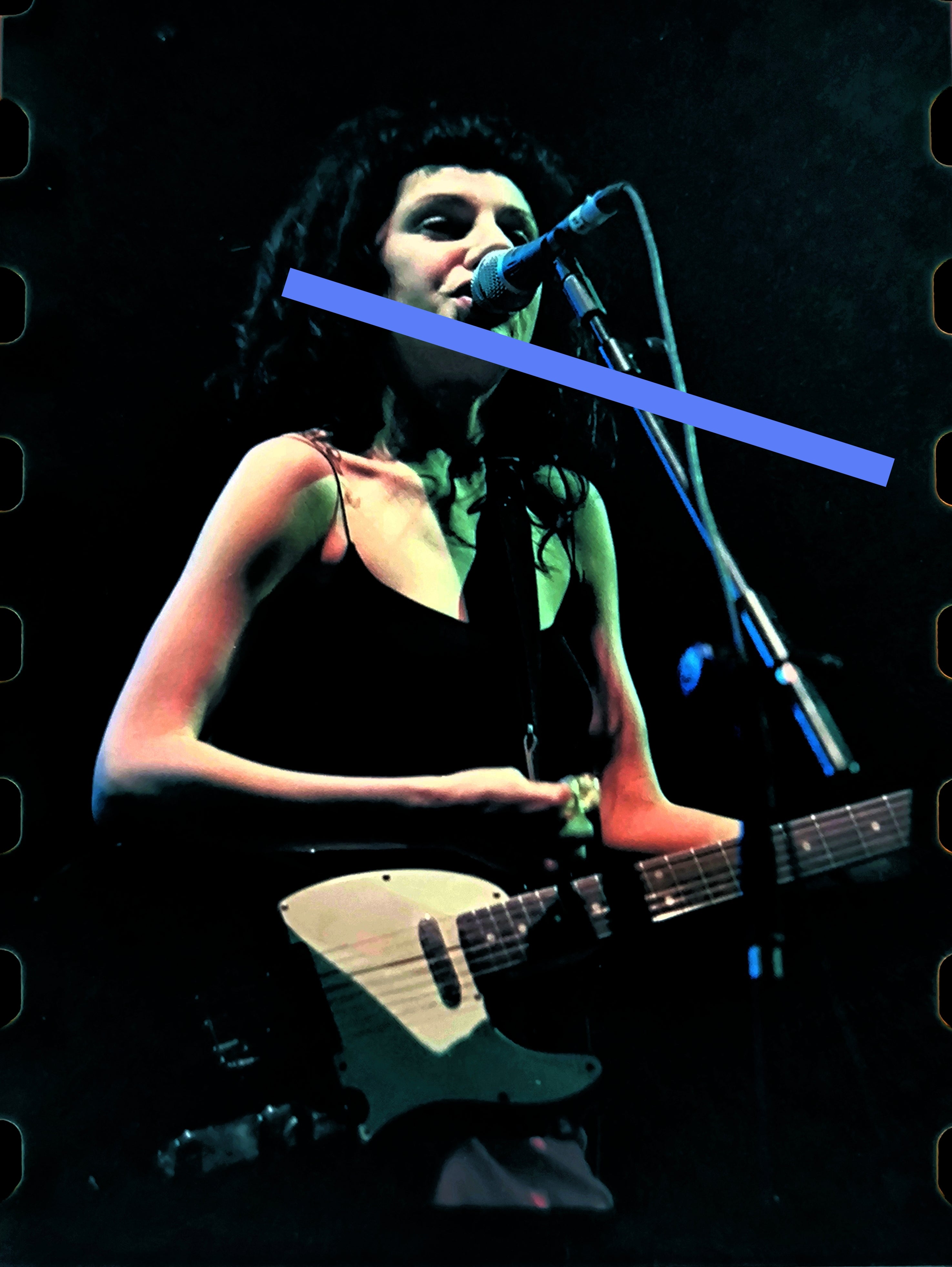 Negativo fotográfico original PJ Harvey en directo Cantante y guitarrista británica FIB Benicàssim 1998 35mm film Rare